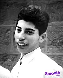 Who recognises the music legend in this childhood photo? 🌟