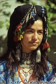 Ozkahraman5 Colemerg Kurdish Woman Wearing A Kirdan And Ear Ornaments Kadin Fotograf Kultur