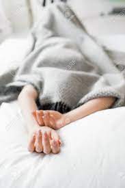 Sich nach der decke strecken (fig) to cut one's coat according to one's cloth. Madchen Von Den Problemen Unter Der Decke Versteckt Introvertierte Junge Frau Hat Angst Die Schwierigkeiten Zu Begegnen Morgen In Der Grossen Stadt Lizenzfreie Fotos Bilder Und Stock Fotografie Image 60028599