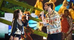 Todo lo malo siempre se puede transformar en algo positivo. El Cantante Alvaro Soler Y Su Pareja Cantan Un Villancico Y Ella Acaba Con El Pelo En Llamas Radio Nacional