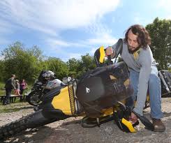 Terénní motorkou pavel liška občas přijede i do centra prahy a nesmějí mu u toho chybět nazouváky. Liska Se Protahnul Do Mesity Sedmicka Cz