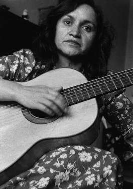 Violeta Parra con su guitarra, generada por IA