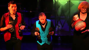 Six de ses membres, après avoir poussé la chansonnette dans le groupe signes particuliers, ont souhaité donné à nouveau de la voix dans clin d'oeil particulier. Esat Espace Arc En Ciel