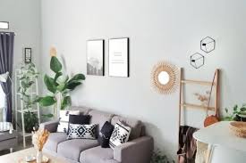 Meja ruang tamu, meja ruang tamu memiliki tinggi yang rendah menyesuaikan sisi ergonimis dari tinggi sofa. 10 Ide Menata Tanaman Dalam Rumah Agar Memberikan Kesan Segar
