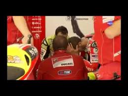 Pagina per veri valentiniani, buona permanenza! Rossi Apres Le Crash De Simoncelli Youtube