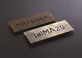 ウェアハウススタイルを意識したヴィンテージテイストのネームプレート プレートl は手書き感のある書体で個性をアピール シンプルながら存在感のあるネーム プレートです こだわりの家 こだわりの玄関 おしゃれな家 表札 ウエアハウススタイル ブルックリン