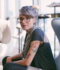 If yes, what short haircut to choose to wear with your frame shape? 41 Cheeky Short Hairstyles For Eyewear Wearers Haircutsblog