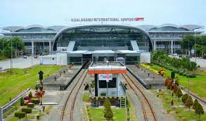 Bandara kualanamu sebenarnya terletak di deli serdang sekitar 39 kilometer dari kota medan. Cara Bandara Kualanamu Tingkatkan Kepercayaan Masyarakat Bisnis Tempo Co