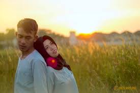 Contoh foto prewedding indoor di atas bahkan diambil di sebuah rumah bandung yang terbilang minimalis tetapi punya kesan romantis. 5 Tempat Liburan Bandung Ini Juga Cocok Untuk Foto Pre Wedding Janganlupabahagia Com