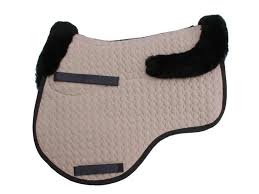 Erfahren sie hier, warum unser lammfell allen anderen materialien überlegen ist und woher es stammt. Pferdeladen Online De Mattes Schabracke Eurofit Correction Zweitaschen