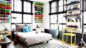 Décorez les murs de votre chambre enfant ou chambre parentale avec une étagère murale dans la couleur de votre selon la décoration de la pièce de votre maison, vous trouverez l'étagère murale qui s'associera aux couleurs de votre lit, armoire et commode. 44 Idees Deco Avec Des Planches De Skateboard
