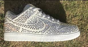 Inspiracją był moment, w którym zachodzi słońce i dochodzi do optycznego fenomenu, kiedy błyska zieleń na grzbiecie słońca, gdy zlewa się z horyzontem. Cactus Plant Flea Market Nike Dunk Low Pure Platinum Spiral Sage Release Date Sbd