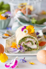 Trascorso il tempo necessario, togliete la pellicola trasparente dal rotolo, tagliatelo a fette e il vostro rotolo di frittata alle zucchine e pronto per. Rotolo Salato Di Albumi Con Zucchine Cotto E Formaggio Brodo Di Coccole