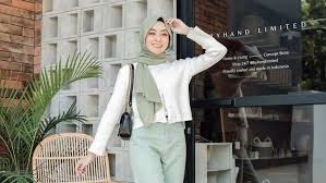 Liza tampak anggun dengan balutan satu set outfit bermotif floral. Tampak Segar Dan Cerah Ini 5 Inspirasi Outfit Hijab Warna Hijau Ala Selebgram Untuk Sehari Hari Treat
