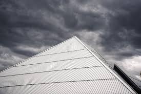 Atap seng merupakan atap yang memiliki risiko kebocoran yang kecil. 5 Cara Menambal Atap Spandek Bocor Indosteger