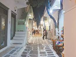 Το έδαφος της μυκόνου είναι επί το πλείστον πετρώδες και ελάχιστα ομαλό. Ti Odhghse Sto Lockdown Ths Mykonoy Poies Alles Perioxes Flertaroyn Me Perioristika Metra Eidhseis Nea To Bhma Online