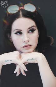 15 fotos de Lana Del Rey que nadie pidió pero aquí están para terminar  felices la primera semana del 2021.❤️🥰