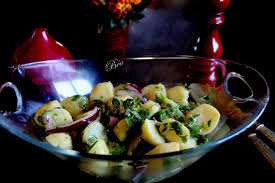 Ma préférée c'est cette version, car elle est douce et sent bien le goût des pommes de terre. Salade De Pommes De Terre Alsacienne Les Petits Plats De Bea