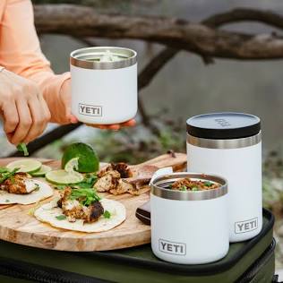 Yeti Food Jar trên bàn ăn, do AI tạo