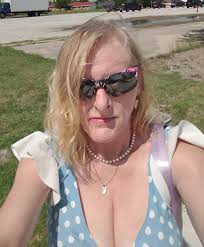 Introduction and photo sharing in a community group