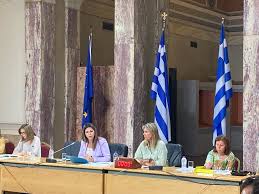 Ο πατέρας της ήταν καθηγητής θεολόγος στη δευτεροβάθμια εκπαίδευση. Ypoyrgeio Paideias 8rhskeymatwn 15 07 20 Enhmerwsh Eidikhs Monimhs Epitrophs Perifereiwn Ths Boylhs Apo Thn Yfypoyrgo Sofia Zaxarakh