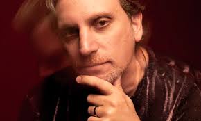 Téo Ruiz lança álbum de estreia intimista e trilíngue sobre as nuances do  amor