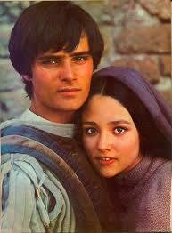 Les jeunes romeo et juliette tombent les jeunes romeo et juliette tombent dès leur première rencontre fou amoureux l'un de l'autre. 1968 Romeo And Juliet By Franco Zeffirelli Photo Romeo And Juliet 1968 Olivia Hussey Romeo And Juliet Romantic Movies