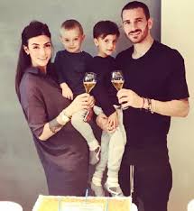 Al mare, la coppia prende il largo dalle polemiche che hanno investito il difensore dopo il recente passaggio al milan. Gossip Shock Martina Maccari Moglie Di Leonardo Bonucci Foto Scandalosa
