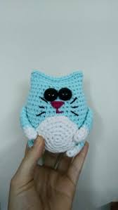 Sizlere Koca Gozlu Bir Kedicik Getirdik Evinizde Harika Duracak Bu Dekoratif Koca Gozlu Kedicigin Yapimi Cok Kolay Ve Hemencecik Bitiyor Amigurumi Kedicik Orgu