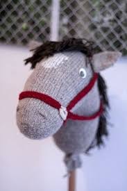 Fur Das Steckenpferd Habe Ich Einfach Eine Grosse Socke Gestrickt Ohren Augen Haare Und Halfter Angebrac Steckenpferd Basteln Steckenpferd Stockpferd Basteln