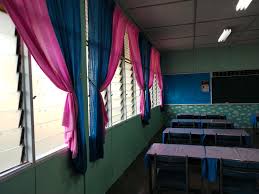 Persekitaran fizikal bilik darjah penting kerana persekitaran kondusif boleh menggalakkan atau menghalang guru pada abad 21 dan abad selanjutnya ditantang untuk melakukan akselerasi terhadap perkembangan informasi dan komunikasi. Langsir Kelas Sekolah Desainrumahid Com