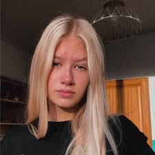 Lisa Kalinowski's Instagram, Twitter & Facebook