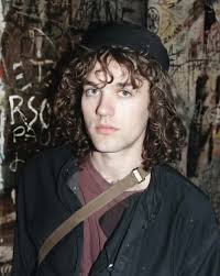 I felt gravity pull onto my eyes. 🖤