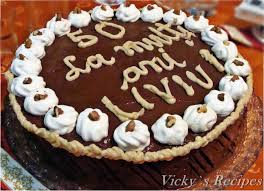 1 foaie de blat de cacao, 2 foi de bezea, crema fina de ciocolata cu nuci si frisca pentru decor. Tort De Bezea Cu CremÄƒ De CiocolatÄƒ Vicky S Recipes