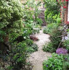 8 Effective Tips For Narrow Town Garden Success Narrow Garden Side Garden Courtyard Garden