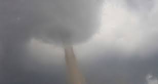 Tłumacząc z hiszpańskiego, tornado oznacza kręcić albo obracać, co dokładnie odzwierciedla istotę t. Zjawiska Na Niebie Wp Wiadomosci