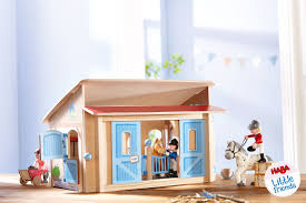 Es bleibt noch etwas phantasie, weil sie nicht genau den wohnraum festlegen. Der Little Friends Pferdestall Ist Das Zuhause Von Pippa Kasper Und Leopold Die Pferde Der Little Friends Haben Grosse Gemutliche Boxen Friends Ecurie Cheval