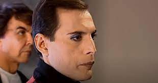 Das gesundheitliche war, very british, privat, das intime bis zum letzten moment verschlusssache. Hinter Den Kulissen Clip Vom Letzten Mal Als Freddie Mercury Vor Der Kamera Stand