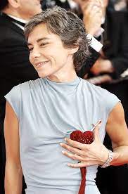 La journaliste elisabeth quin vient de publier un livre dans lequel elle raconte sa vie quotidienne avec son glaucome, maladie de l'œil responsable de lésions du nerf optique dont elle souffre depuis plusieurs années. Elisabeth Quin La Maladie Dont Elle Souffre Depuis Des Annees