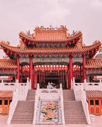 Anyone on a street nearby can smell the burning incense and hear the bustle of worship coming from inside. ð–Žð–'ð–•ð–Šð–—ð–Žð–†ð–' Call Me Empress K Since We Re On A Chinese Theme Here S One Majestic Chinese Style Te Chinese Theme Chinese Aesthetic Temple