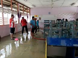 Gotong royong juga dapat diartikan sebagai partisipan aktif setiap individu masyarakat yang ikut terlibat dan. Bomba Dan Penyelamat Malaysia On Twitter Pasca Banjir Bomba Bersama Guru Kakitangan Sekolah Kebangsaan Ketereh Mengadakan Gotong Royong Membersihkan Kelas Yg Terjejas Banjir Https T Co B851priwvq