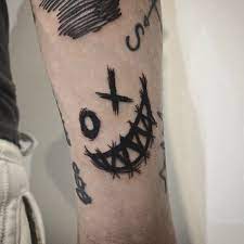 Hand tattoo with heart design: Pin By Thomas Brouwer On Body Art Small Tattoos For Guys Scary Tattoos Emo Tattoos