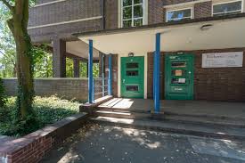 File Schule Auf Der Veddel Hamburg Veddel Slomanstrasse 10 12 Eingange 2 13033 Ajb Jpg Wikimedia Commons