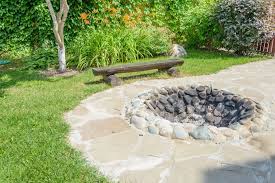 Bevor sie sich einen grillplatz im garten bauen sollten sie sich darüber informieren ob sie eventuell eine baugenehmigung einholen müssen. Feuerstelle Anlegen Diese 20 Ideen Sorgen Fur Lagerfeuerromantik