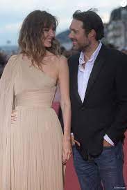 Nicolas bedos et doria tillier, heureux et fier de montrer la belle époque lors de ce cannes 2019 a cette occasion, doria tillier portait une robe elie saab et un collier chopard côté chaussures,. Doria Tillier Et Son Compagnon Nicolas Bedos Arrivee Des People A La Ceremonie De Cloture Du 33eme Festival Du Film Romantique De Cabourg Le 15 Juin 2019 C Purepeople