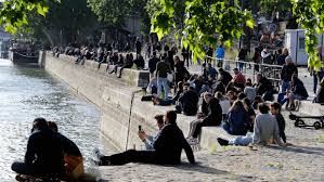La police de Paris interdit l'alcool le long de la Seine, tandis ...