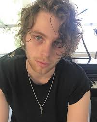 Luke hemmings (24) überrascht seine fans mit zuckersüßen neuigkeiten! Luke Hemmings 5sos Member Family In Detail Parents And Brothers Familytron