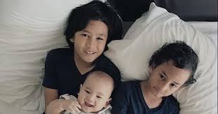 Menurut ibnu sirin kerudung wanita diartikan sebagai suaminya, pengawasnya atau atasannya. Mimpi Makan Bawang Maknanya Kekasih Curang Mimpi Anak Gaduh Tanda Suami Isteri Akan Kelahi
