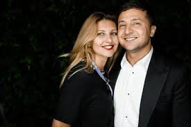 Олена зеленська зробила щеплення проти дифтерії та закликала українців піклуватися про своє здоров'я. Olena Zelenska Rozpovila Yak Yiyi Cholovik Zminivsya Za Chas Prezidentstva Ukraine Is Now