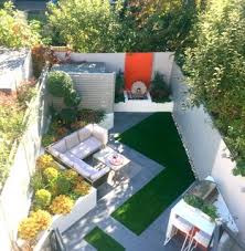The Diagonal Design Creates An Illusion Of Width Contemporary Landscape London By In 2020 Backyard Garden Design Backyard Landscaping Designs Backyard Design